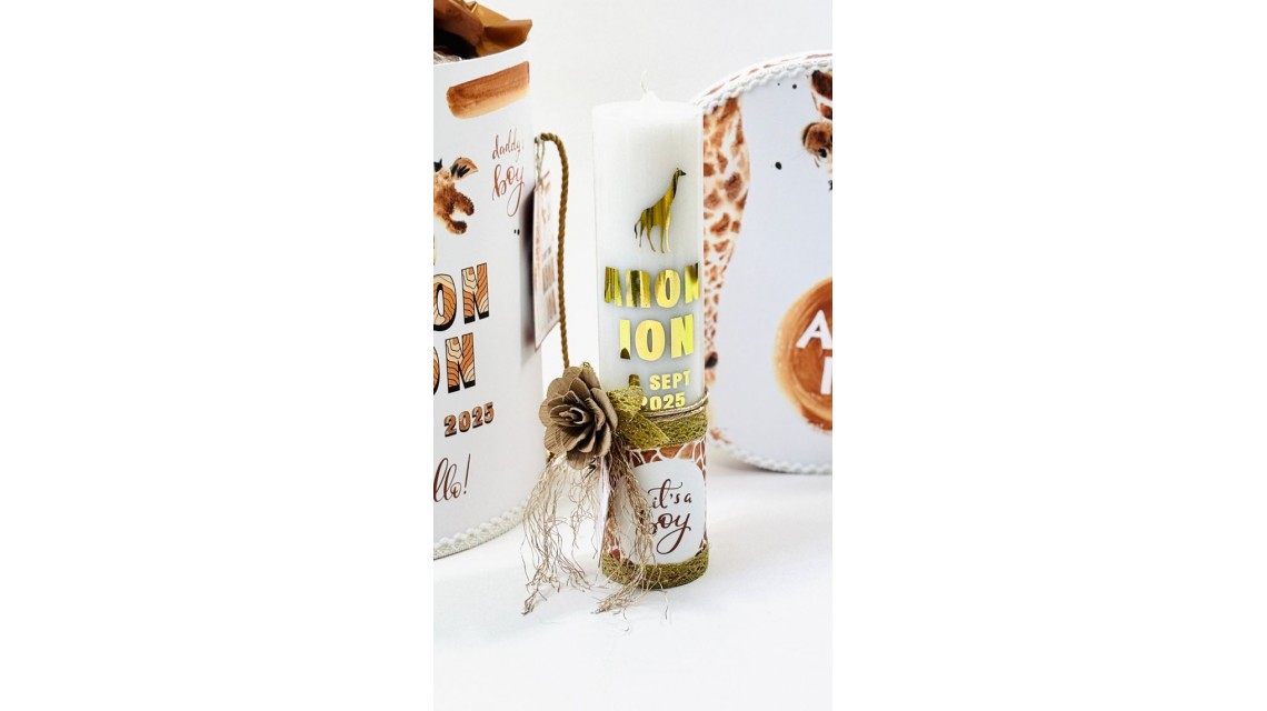 Lumânare scurtă botez cu folio gold și girafă, decorată cu flori uscate 7